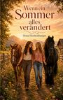 „Wenn ein Sommer alles verändert“ von Ilona Hochenburger. Zwei Frauen führen Pferde bei Sonnenuntergang.