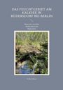 "DAS FEUCHTGEBIET AM KALKSEE IN RÜDERSDORF BEI BERLIN" über einem Foto eines Waldes mit Wasserfläche, Bäumen und Moos.