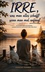 Titel: "IRRE, was man alles schafft wenn man mal anfängt". Frau und zwei Hunde sitzen an einem See bei Sonnenuntergang.