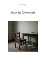 "Nach der Gewissheit" von Dieter Eigler. Dunkler Holzstuhl und Tisch, verstreute Blätter darauf und auf dem Boden.