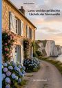 „Laroc und das gefälschte Lächeln der Normandie“. Haus mit Blumen, Küste und weißen Klippen, Abendstimmung.