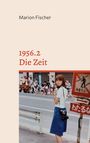 „Marion Fischer. 1956.2 Die Zeit.“ Eine junge Frau mit Kamera steht am Straßenrand, im Hintergrund ein Umzug.