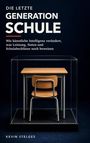 Text: DIE LETZTE GENERATION SCHULE. 
Ein Holzstuhl und Tisch in einer Glasvitrine auf dunklem Hintergrund.