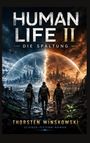 „HUMAN LIFE II: DIE SPALTUNG“ zeigt zwei Welten: eine technische Stadt und eine feurige Landschaft. Drei Personen wandern.