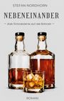 "Nebeninander - Jede Entscheidung hat ihr Gewicht. Roman. Zwei Whiskyflaschen und ein Glas mit Eiswürfeln."