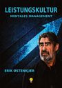 "LEISTUNGSKULTUR. MENTALES MANAGEMENT. ERIK ØSTENKJÆR". Mann mit Bart, blauer Pfeil im Hintergrund.
