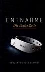 ENTNAHME: Die fünfte Zeile. Ein weißes Armband mit der Aufschrift "NK-441" liegt im Vordergrund. Autor: Benjamin-Lucas Schmidt.