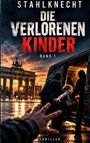 Titel: "Die verlorenen Kinder, Band 1". Eine dramatische Szene zeigt ein Kind, das von maskierten Personen in ein Fahrzeug gezogen wird. Im Hintergrund steht das Brandenburger Tor, beleuchtet in der Dämmerung.