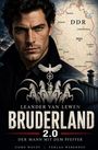 "Leander Van Lewen, Bruderland 2.0, Der Mann mit dem Pfeffer." Ein ernster Mann, Karte der DDR, Turm und Zaun im Hintergrund.