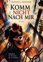 Titel: "Komm nicht nach mir". Darunter eine Frau am Tisch mit Kaffeetasse, von buntem Licht beleuchtet.
