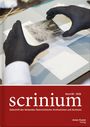 „scrinium, Band 80, 2026, Zeitschrift des Verbandes Österreichischer Archivarinnen und Archivare.“ Schwarze Handschuhe halten ein Foto.