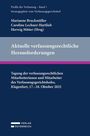 Buchtitel: "Aktuelle verfassungsrechtliche Herausforderungen". Autoren: Marianne Bruckmüller, Caroline Lechner-Hartlieb, Herwig Mitter. Veranstaltung: Klagenfurt, 17.–18. Oktober 2025. Verlag Österreich. Cover: Dunkelblau mit grauem Streifen und pinker Linie.