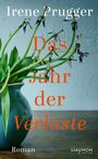 „Irene Prugger, Das Jahr der Verluste, Roman“. Vase mit welken Blumen auf Holztisch vor grauer Wand.