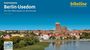 Titel: "Radfernweg Berlin-Usedom", Slogan: "Von der Metropole an die Ostsee". Stadtansicht mit Kirche, Windrädern, Fluss.