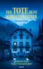 „Der Tote beim Schlechtleitner“, Ein Meran Krimi. Vor einem nebelverhangenen Gebäude in den Bergen, im Dämmerlicht.