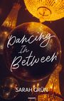 "Dancing In Between" von Sarah Grün. Beleuchtete Diskokugel und Kronleuchter in warmem Licht.