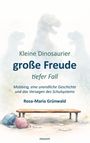„Kleine Dinosaurier, große Freude, tiefer Fall“ von Rosa-Maria Grünwald. Zwei Rucksäcke und Bank im Freien, Dinosaurier im Hintergrund.
