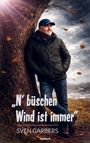 Titel: „N’ büschen Wind ist immer“. Autor: Sven Garbers. Ein Mann lehnt an einem Baum im windigen Herbst.