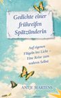 "Gedichte einer frühreifen Spätzünderin", Untertitel: "Auf eigenen Flügeln ins Licht – Eine Reise zum wahren Selbst" von Antje Martens. Drapiert vor blauem Himmel, umgeben von gelben Schmetterlingen.