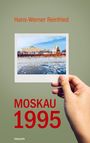 Titel: Hans-Werner Reinfried "MOSKAU 1995". Hand hält ein Foto des Kremls im Winter.