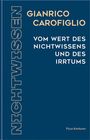 "NICHTWISSEN", "GIANRICO CAROFIGLIO", "VOM WERT DES NICHTWISSENS UND DES IRRTUMS". Dunkelblauer Hintergrund.
