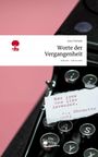 Buchtitel: "Worte der Vergangenheit". Ein weißes Blatt mit Text aus einer schwarzen Schreibmaschine auf rosa Hintergrund.