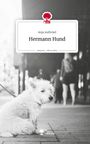 Text: Anja Authried, Hermann Hund, story.one – Life is a story. Schwarz-weißes Foto eines kleinen, sitzenden Hundes auf der Straße.