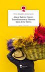 "Victor Alejandro Acosta Garcia, 'Alas y Raíces: Crecer, Transformarse y Florecer lejos de tu Tierra', story.one – Life is a story." 

Eine Person trägt einen großen, mit bunten Pflanzen gefüllten Korb auf dem Rücken, vor einer gelben Wand.