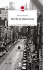 Cover: "Merima Okanović - Morde in Manhattan." Schwarzweißfoto einer städtischen Straßenszene in Manhattan.
