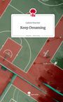 Text: Gabriel Boecker, Keep Dreaming, story.one – Life is a story. Luftaufnahme eines Sportplatzes.