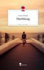 "Sarah Lehrfeld: Überflüssig. story.one – Life is a story." Eine Frau geht einen Steg entlang, Richtung Meer. Stimmung ist ruhig.