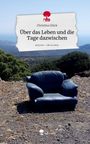 "Über das Leben und die Tage dazwischen" von Christina Glück. Ein blauer Sessel steht auf einem steinigen Hügel.