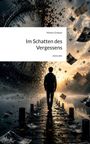 Text: „Markus Gratzer, Im Schatten des Vergessens, story.one“. 

Eine Person geht auf einem Steg; umherfliegende Fotos und Blätter.