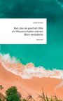Text: "Bali, das nie geschah: Wie ein Wasserschaden meinen Blick veränderte." Ansicht von oben auf einen türkisfarbenen Strand.