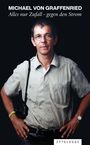 „MICHAEL VON GRAFFENRIED. Alles nur Zufall – gegen den Strom. Zytglogge.“ Ein Mann mit Brille und Kamera um den Hals.