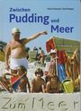 "Zwischen Pudding und Meer" steht oben, darunter Kinder am Strand, ein älterer Mann zeigt in die Ferne, Sand geschrieben: "Zum Meer".