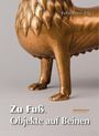 Felix Prinz (Hg.), Zu Fuß. Objekte auf Beinen. Bronzeartige Skulptur mit vier tierischen Beinen. Logo: DOMMUSEUM HILDESHEIM.