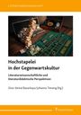 „Literaturwissenschaft. Hochstapelei in der Gegenwartskultur.“ Spieltisch mit Geld, Jetons und Jenga-Turm.