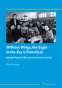 Titel: "Without Wings, the Eagle in the Sky is Powerless". Schwarzweißfoto einer Gruppe in einer Werkstatt.
