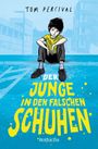 "Tom Percival. Der Junge in den falschen Schuhen. Rotfuchs." Illustration eines nachdenklichen Jungen in gelbem Shirt.