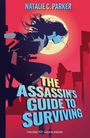 "Natalie C. Parker. THE ASSASSIN'S GUIDE TO SURVIVING. Illustration einer Frau vor Mond und Stadt im Schatten."