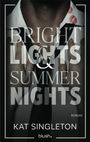 „Bright Lights & Summer Nights“, darunter „KAT SINGLETON“ und „blush.“. Nahaufnahme eines Hemdes mit Lippenstiftspuren.
