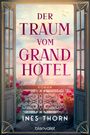 „Der Traum vom Grand Hotel“ von Ines Thorn. Eine offene Balkontür, rote Rosen, der Eiffelturm im Hintergrund.