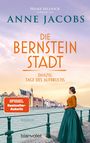 „Die Bernstein Stadt“ von Anne Jacobs. Frau in historischem Kleid blickt auf farbenfrohe städtische Uferpromenade.