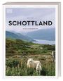 „SCHOTTLAND – EINE AUGENREISE“ von Maud Simon. Zwei Schafe vor einer grünen Landschaft mit Hügeln und einem See.