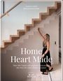 Juliane Liedel, @homeheartmade. Home Heart Made. Frau steht vor einer modernen Treppe, schaut nach oben.