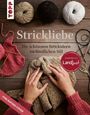 „Strickliebe: Die schönsten Strickideen im ländlichen Stil“ steht auf rustikalem Holztisch, mit Wolle und gestricktem Textil.