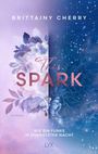 "This Spark" in rosa Schrift, tiefer Weltraum und Blumenmuster. Oben steht "Brittainy Cherry", unten "Wie ein Funke in dunkelster Nacht".