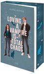 „Loving A Vampire Is Total Chaos“, zwei gezeichnete Figuren, Fledermäuse, Katzen, kleine Herzen auf blauem Hintergrund.