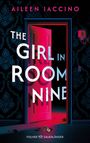 „The Girl in Room Nine“, Aileen Iaccino. Eine pink-beleuchtete, offene Tür, dunkle Tapete, Schlüssel auf dem Boden.